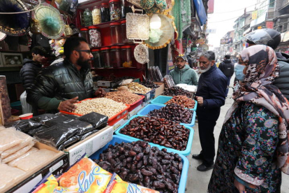 Los musulmanes que celebran el Ramadan compran comida para celebrar esta cita tan importante.
