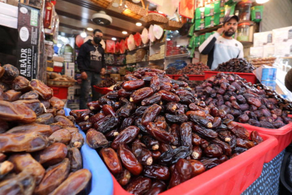 Los musulmanes que celebran el Ramadan compran comida para celebrar esta cita tan importante.