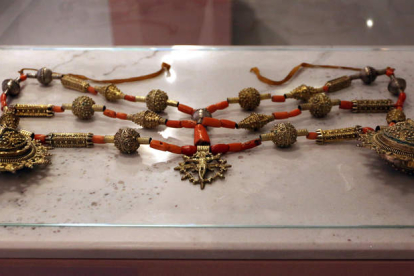 exposicion joyas y adornos maragatos y de otras zonas de Leon en Museo del Traje de Madrid
Concha Herranz Comisaria de la Exposicion
foto- Benito Ordoñez