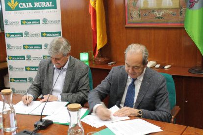 Firma del acuerdo de colaboración entre la Universidad de León y Caja Rural.
