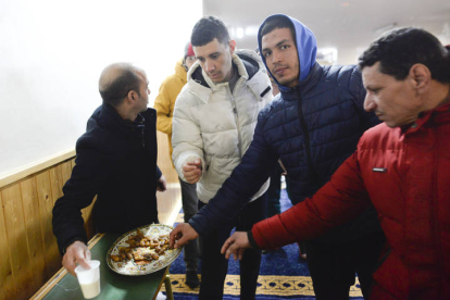 Desayuno a las ocho de la tarde en la mezquita de León tras terminar el primer día del Ramadán.