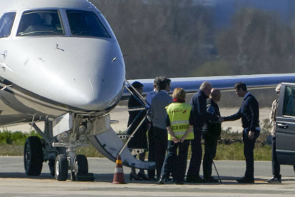 El rey Juan Carlos (3d) a su llegada este miércoles al aeropuerto de Foronda, en Vitoria.