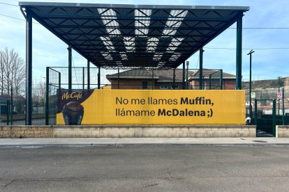 Vista de La Magdalena con el anuncio del nuevo producto de McDonalds.