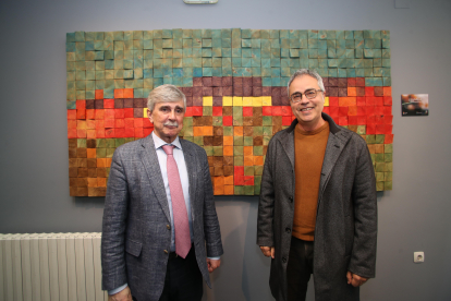 El recto de la ULE y el profesor Alfonso Fernández Manso, junto a la obra de arte realizada por el último.