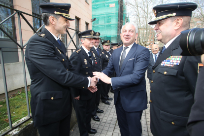 Roberto González de Julián, saludado por Nicanor Sen en presencia del Jefe Superior de la Policía Nacional en Castilla y León, Juan Carlos Hernández.