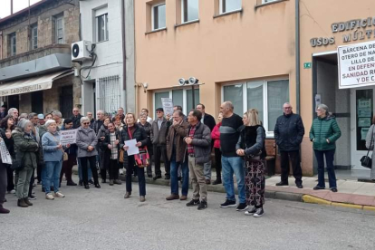Vecinos concentrados frente al consultorio de Lillo del Bierzo.