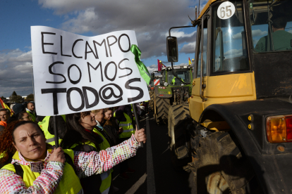 Un momento de la protesta de las mujeres del campo en Villadangos.