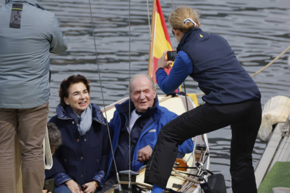 El rey Juan Carlos sale a navegar este viernes a bordo del Bribón en aguas de Sanxenxo (Pontevedra). Con todo preparado en el Bribón en las instalaciones del Real Club Náutico de Sanxenxo, el rey emérito se ha reencontrado con el mar en una sesión de entrenamiento, en la que ha estado su hija Elena.