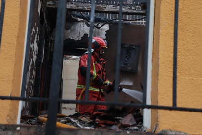 El fuego se produjo por la chimenea de una vivienda, que se extendió al edificio de al lado.