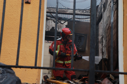 El fuego se produjo por la chimenea de una vivienda, que se extendió al edificio de al lado.