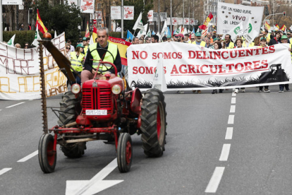 Agricultores y ganaderos protestan ante el Ministerio de Agricultura en Madrid este domingo.