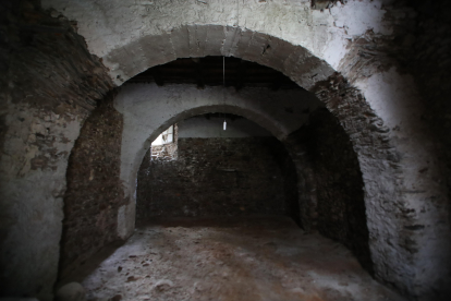 Imágenes de los tres caseros históricos del Rañadero en Ponferrada que se venden a precio de saldo.