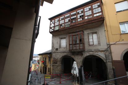 Imágenes de los tres caseros históricos del Rañadero en Ponferrada que se venden a precio de saldo.