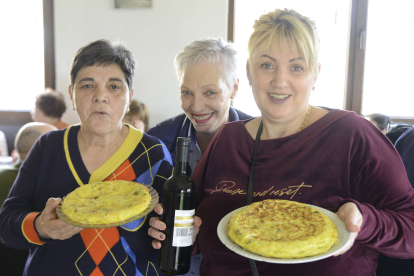 Mujeres de asociación la barrera Castellanos muestran algunas de las tortillas.