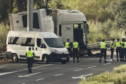 Los guardias civiles miembros del Grupo de Acción Rápida (GAR) que fueron arrollados esta madrugada por un camión articulado en la AP-4, a la altura de Los Palacios y Villafranca (Sevilla), realizaban un control habitual contra el narcotráfico.