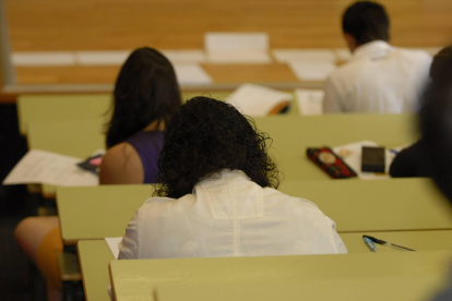 Jóvenes estudiantes en un aula de la Universidad de León.