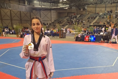 Chaima Zahraoui, del Club Taekwondo León, con su medalla de bronce.