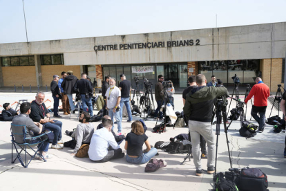 Numerosos periodistas esperan ante la entrada de la cárcel Brians 2 mientras el exjugador del Barça Dani Alves se afana por reunir entre su entorno el millón de euros.