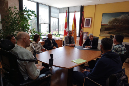 Un momento de la reunión de esta mañana con el delagado de la Junta en León.