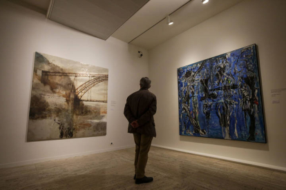Un visitante observa obras de la exposición 'Pintura escrita'.
