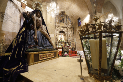 La Virgen del Mercado ha quedado mortada sobre el paso, momento icónico que este año se ha realizado a puerta cerrada.