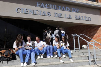 Estudiantes de Enfermería en la facultad de Ciencias de la Salud.
