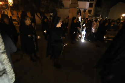 Un momento de la Dolorosa por las calles de Ponferrada.