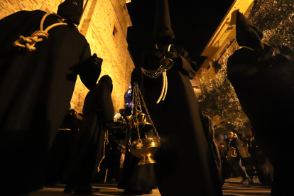 Un momento de la Dolorosa por las calles de Ponferrada.