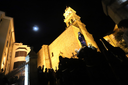 Un momento de la Dolorosa por las calles de Ponferrada.