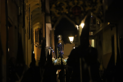 Un momento de la Dolorosa por las calles de Ponferrada.