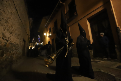 Un momento de la Dolorosa por las calles de Ponferrada.