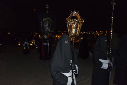El Vía Crucis llena de solemnidad la noche de Astorga