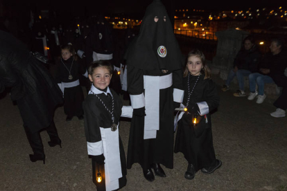 El Vía Crucis llena de solemnidad la noche de Astorga