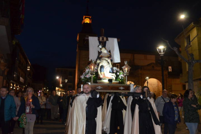 Santa María del Páramo celebra la misa y la procesión del Viernes de Dolores.