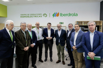 El presidente de la Junta de Castilla y León, Alfonso Fernández Mañueco, visita el Centro de Operación Hidroeléctrico que Iberdrola tiene en la localidad salmantina de Carbajosa de la Sagrada.