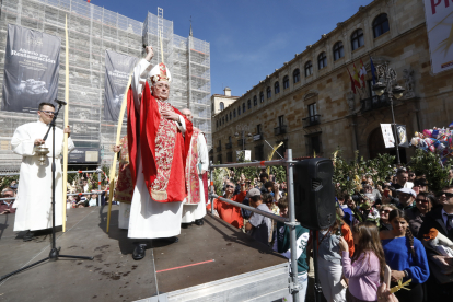 Cientos de personas participan en la conocida como procesión de la borriquilla