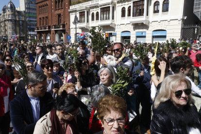 Cientos de personas participan en la conocida como procesión de la borriquilla