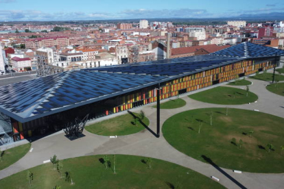 El techo del Palacio de Exposiciones está coronado por más de 4.000 paneles solares.