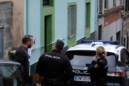 Unos agentes de la Policía Nacional hablan este sábado con un vecino de la localidad de La Felguera, en el municipio de Langreo (Asturias) frente a la vivienda donde ayer, viernes, fueron hallados restos humanos.
