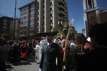 Cientos de personas participan en la tradicional bendición y procesión de las Palmas en la parroquia e iglesia de San Pedro Apóstol.