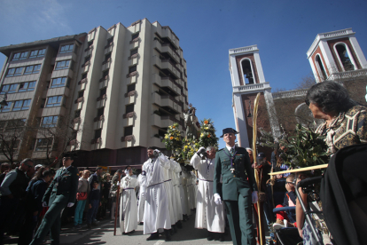 Cientos de personas participan en la tradicional bendición y procesión de las Palmas en la parroquia e iglesia de San Pedro Apóstol.