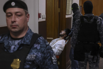 Captura de pantalla de un vídeo distribuido por el Servicio de Prensa del Comité de Investigación Ruso que muestra a los sospechosos detenidos.