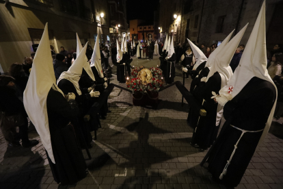 Un momento de la Adoración de las Llagas de Cristo.