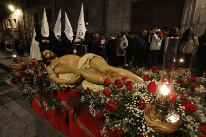 Un momento de la Adoración de las Llagas de Cristo.