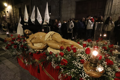 Un momento de la Adoración de las Llagas de Cristo.