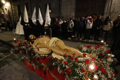 Un momento de la Adoración de las Llagas de Cristo.