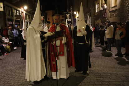 Un momento de la Adoración de las Llagas de Cristo.