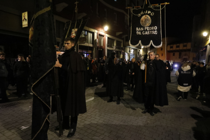 Un momento de la Adoración de las Llagas de Cristo.