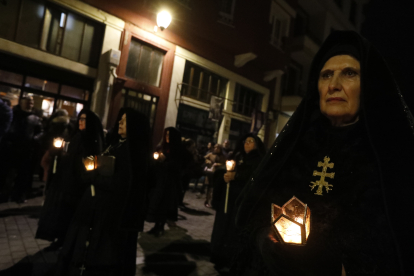 Un momento de la Adoración de las Llagas de Cristo.