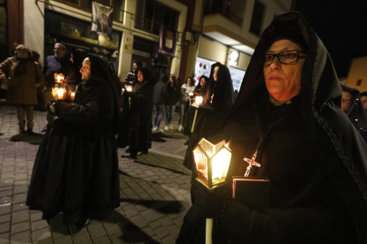 Un momento de la Adoración de las Llagas de Cristo.